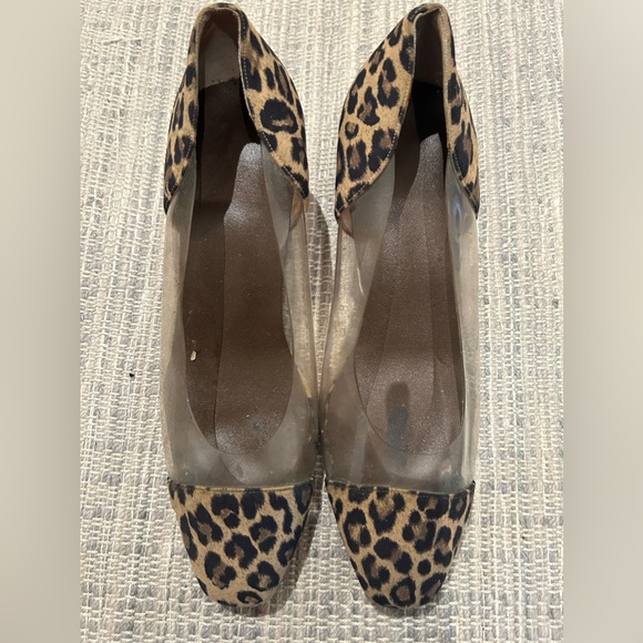Plastic clear and leopard print low heeled pair of vintage shoes. - Picture 3 of 16